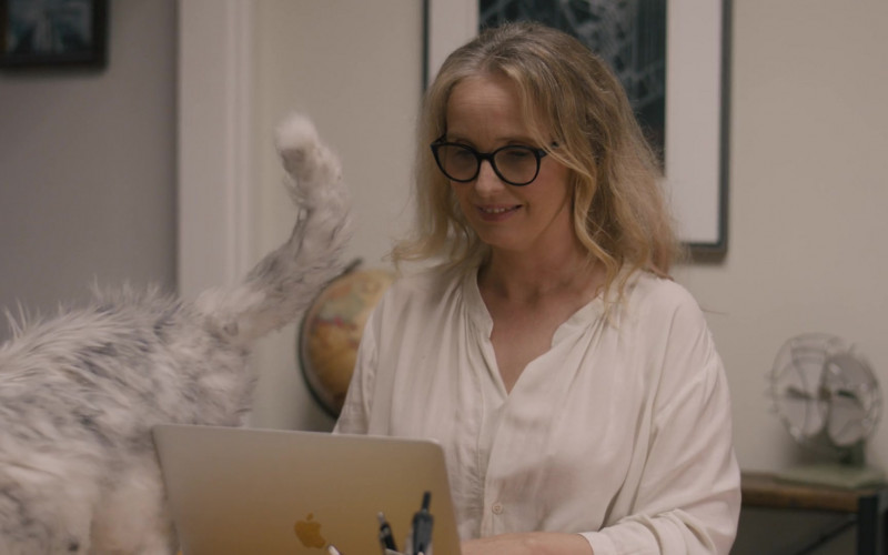 Apple MacBook Laptop Used by Julie Delpy in On the Verge S01E07 The Human Condition (2)