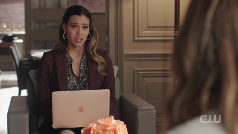 Apple MacBook Laptop Used by Kara Royster as Eva in Dynasty S04E17 Stars Make You Smile (2021)