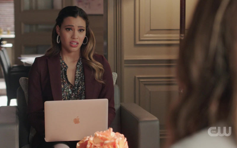 Apple MacBook Laptop Used by Kara Royster as Eva in Dynasty S04E17 Stars Make You Smile (2021)