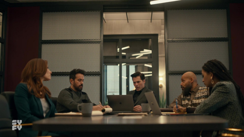 Apple MacBook Laptop Used by Tim Rozon as Luke Roman in SurrealEstate S01E08 Baba O’Reilly (1)