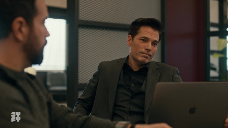 Apple MacBook Laptop Used by Tim Rozon as Luke Roman in SurrealEstate S01E08 Baba O’Reilly (2)