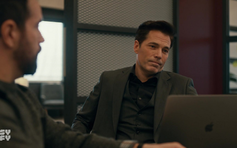 Apple MacBook Laptop Used by Tim Rozon as Luke Roman in SurrealEstate S01E08 Baba O'Reilly (2)