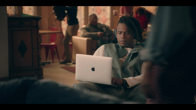 Apple MacBook Laptop in Dear White People S04E10 Chapter X (2021)