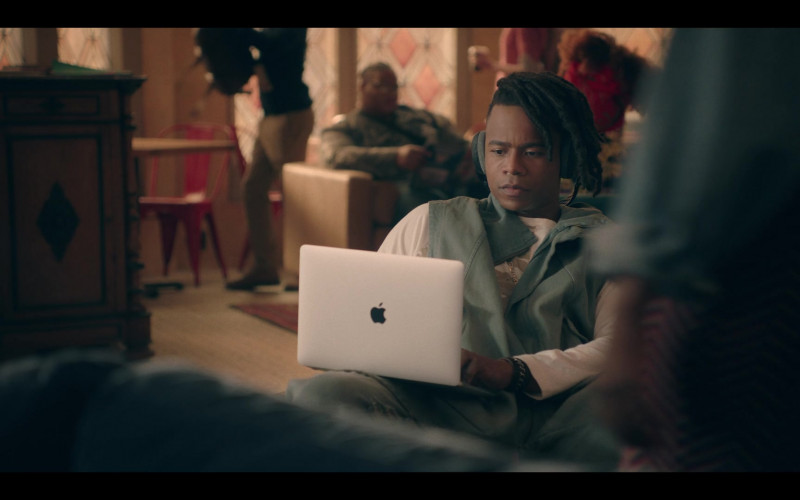 Apple MacBook Laptop in Dear White People S04E10 Chapter X (2021)