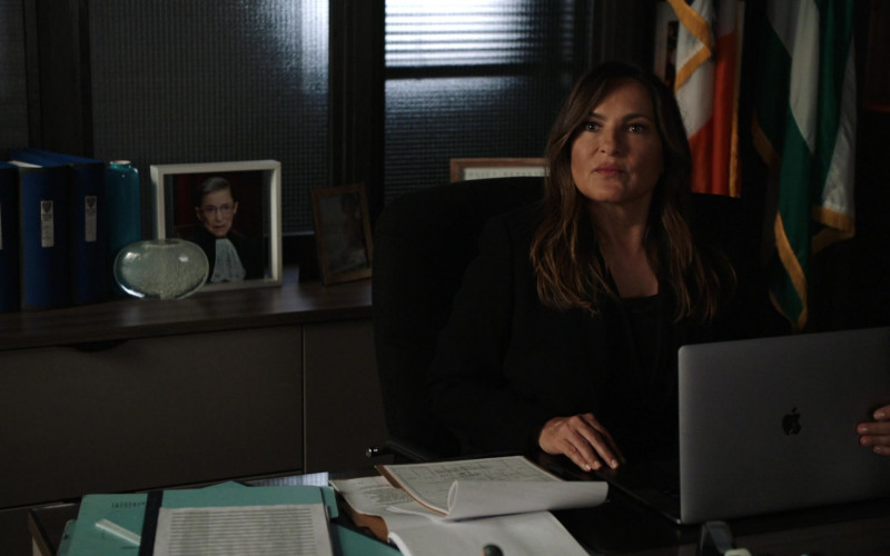 Apple MacBook Laptop in Law & Order Special Victims Unit S23E02 Never Turn Your Back on Them (2021)