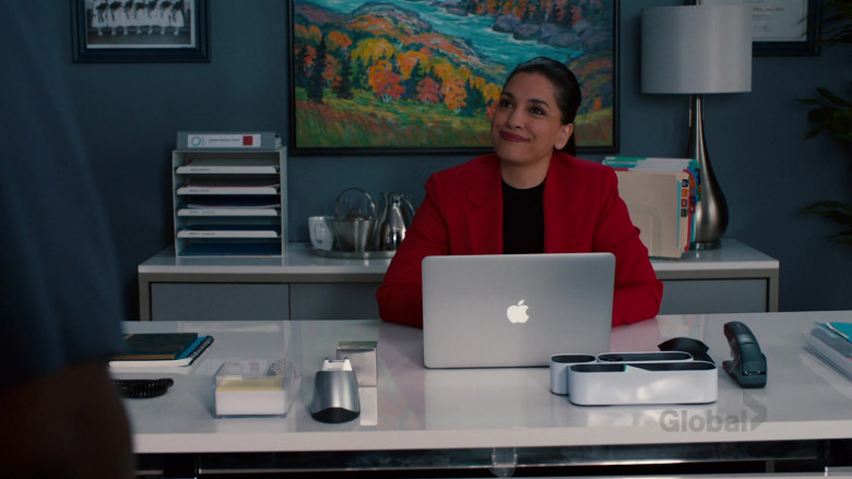 Apple MacBook Laptop in Nurses S02E09 The Wish Factory (2021)