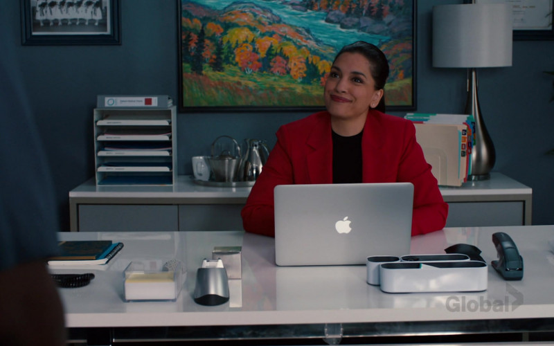 Apple MacBook Laptop in Nurses S02E09 The Wish Factory (2021)