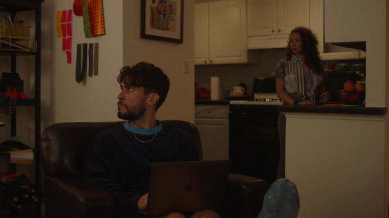 Apple MacBook Laptop in The Other Two S02E08 ‘Pat Gets an Offer to Host Tic Tac Toe’ (2021)