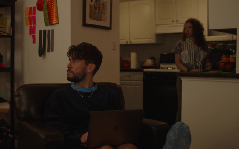Apple MacBook Laptop in The Other Two S02E08 ‘Pat Gets an Offer to Host Tic Tac Toe’ (2021)