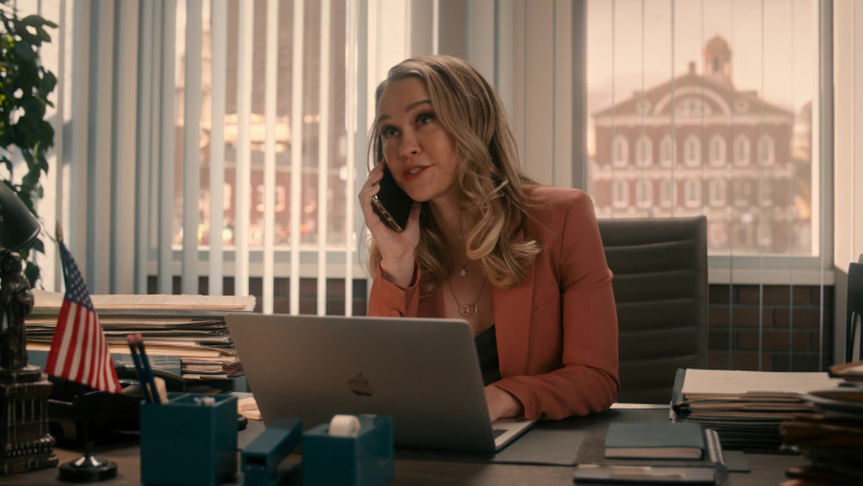Apple MacBook Laptop in Turner and Hooch S01E10 Lost and Hound (2021)