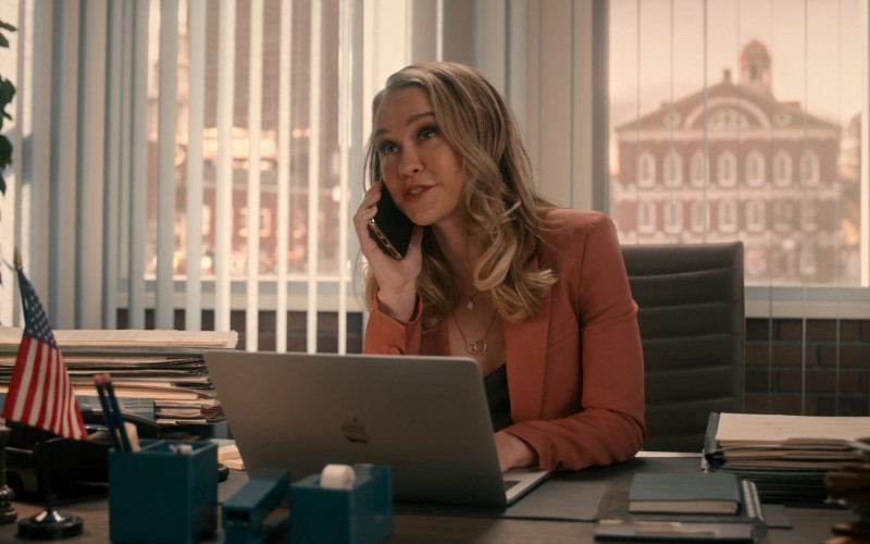 Apple MacBook Laptop in Turner and Hooch S01E10 Lost and Hound (2021)