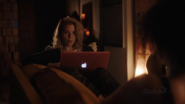 Apple MacBook Laptop of Ali Liebert as Maggie Roth in Family Law S01E02 Parenthood (2021)