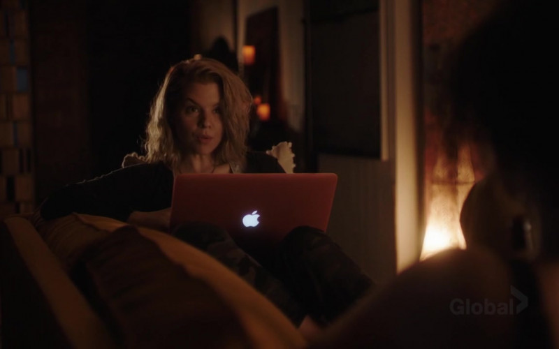 Apple MacBook Laptop of Ali Liebert as Maggie Roth in Family Law S01E02 Parenthood (2021)