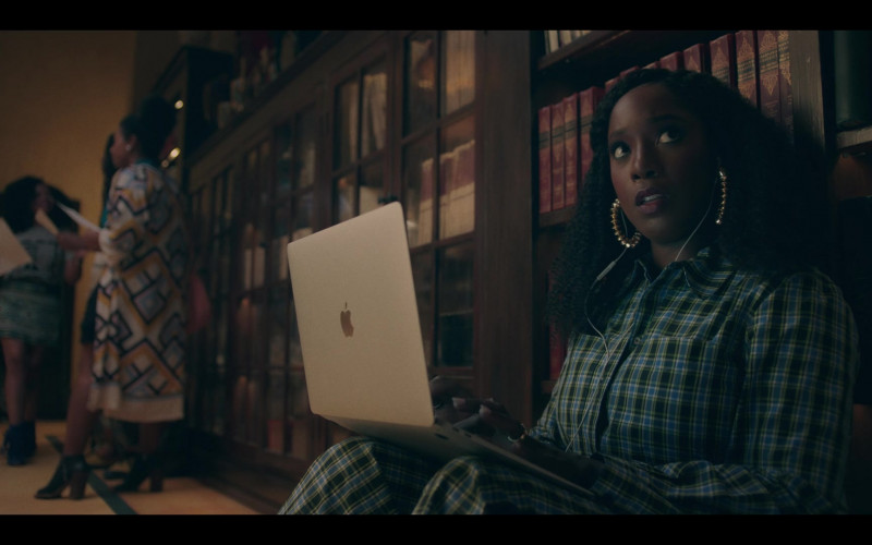 Apple MacBook Laptop of Ashley Blaine Featherson as Joelle Brooks in Dear White People S04E02 Chapter II (2021)