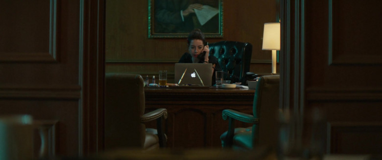 Apple MacBook Laptop of Aubrey Plaza as Lucy Stanbridge in Best Sellers (1)