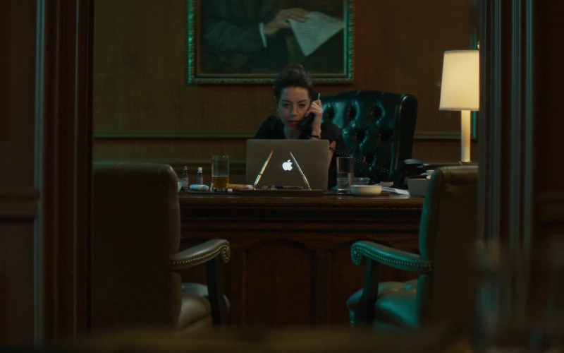 Apple MacBook Air Laptop of Aubrey Plaza as Lucy Stanbridge in Best Sellers (2021)