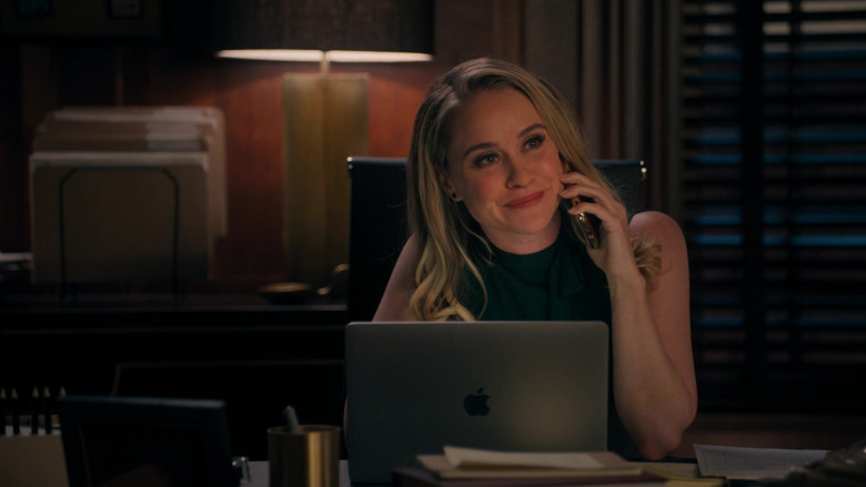 Apple MacBook Laptop of Becca Tobin as Brooke Mailer in Turner and Hooch S01E07 To Serve and Pawtect (2021)