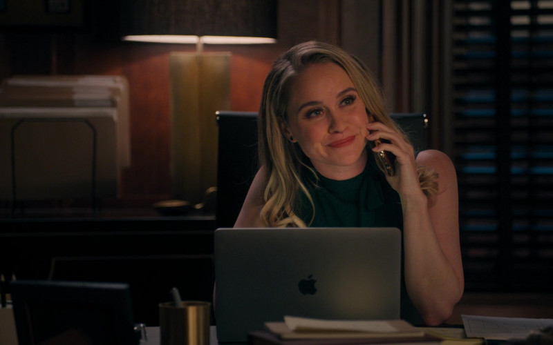Apple MacBook Laptop of Becca Tobin as Brooke Mailer in Turner and Hooch S01E07 To Serve and Pawtect (2021)
