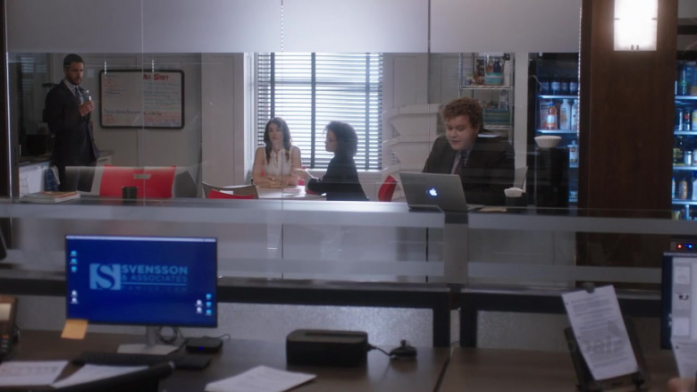 Apple MacBook Laptop of Brett Kelly as Cecil Patterson in Family Law S01E02 Parenthood (2021)