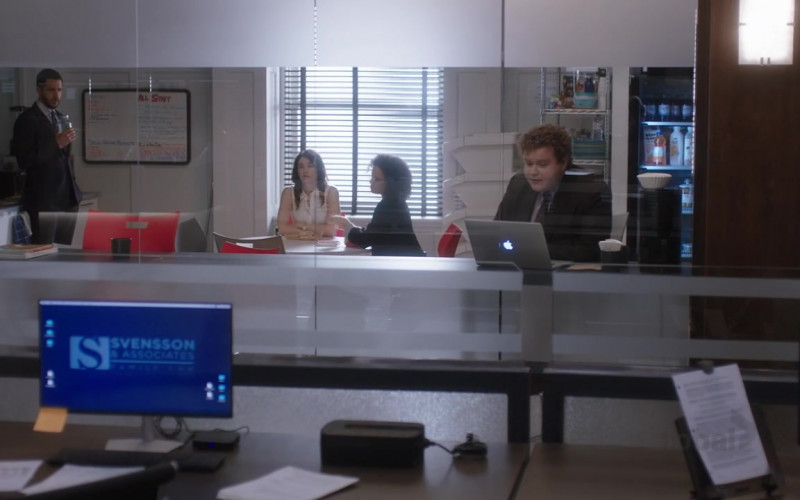 Apple MacBook Laptop of Brett Kelly as Cecil Patterson in Family Law S01E02 Parenthood (2021)