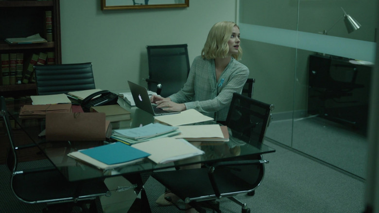 Apple MacBook Laptop of Elizabeth Lail as Jenny Banks in Ordinary Joe S01E02 Requiem (2021)