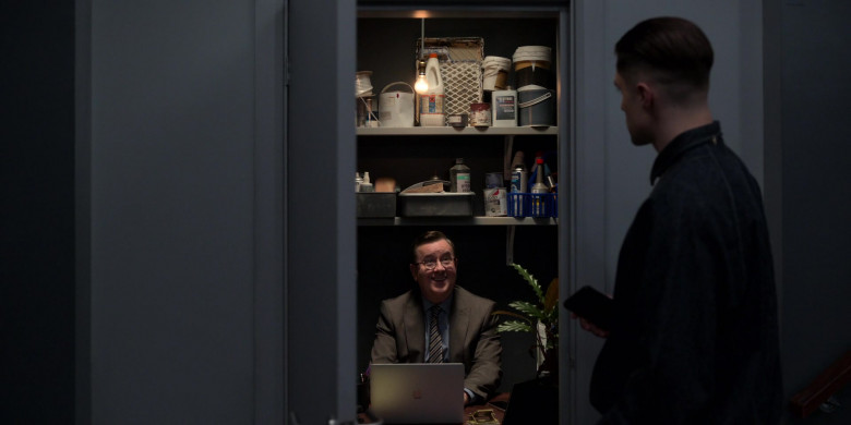 Apple MacBook Laptop of Jeremy Swift as Leslie Higgins in Ted Lasso S02E08 (1)