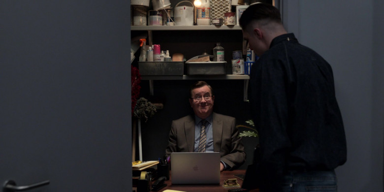 Apple MacBook Laptop of Jeremy Swift as Leslie Higgins in Ted Lasso S02E08 (2)