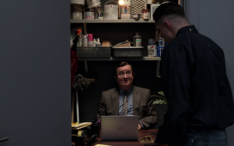 Apple MacBook Laptop of Jeremy Swift as Leslie Higgins in Ted Lasso S02E08 (2)