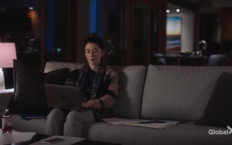 Apple MacBook Laptop of Jewel Staite as Abigail Bianchi in Family Law S01E01 Sins of the Fathers (2021)