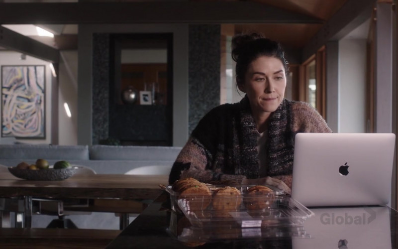 Apple MacBook Laptop of Jewel Staite as Abigail Bianchi in Family Law S01E02 Parenthood (2021)