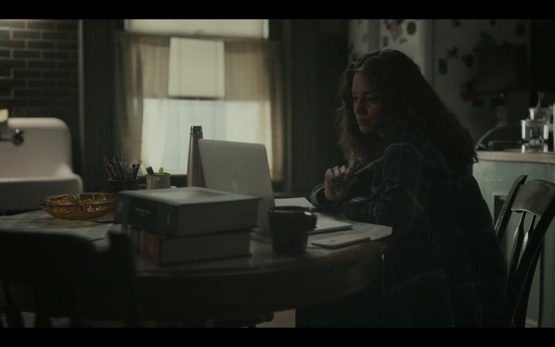 Apple MacBook Laptop of Julia Mayorga as Lee English in American Rust S01E03 Forgive Us Our Trespasses (2021)