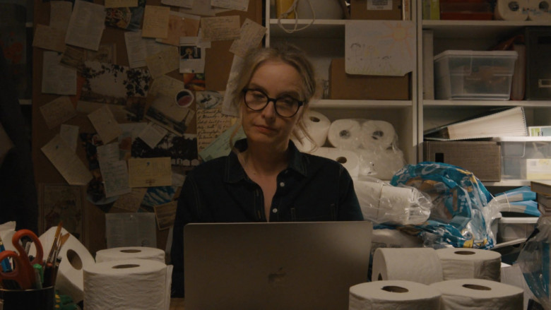 Apple MacBook Laptop of Julie Delpy in On the Verge S01E04 The Cat That Shat (2)