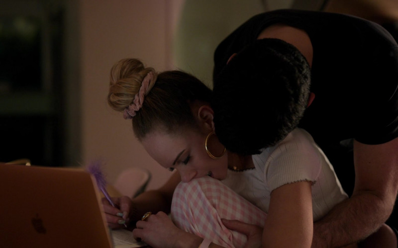 Apple MacBook Laptop of Juno Temple as Keeley Jones in Ted Lasso S02E07 Headspace (2021)