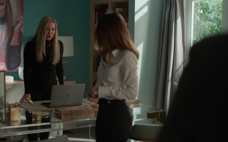 Apple MacBook Laptop of Kate Hudson as Micah Keith in Truth Be Told S02E05 If I Didn't Laugh, You'd Cry (2)