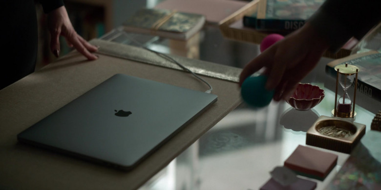 Apple MacBook Laptop of Kate Hudson as Micah Keith in Truth Be Told S02E05 If I Didn't Laugh, You'd Cry (3)