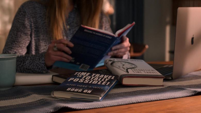 Apple MacBook Laptop of Lauren German as Detective Chloe Decker in Lucifer S06E09 Goodbye, Lucifer (2021)