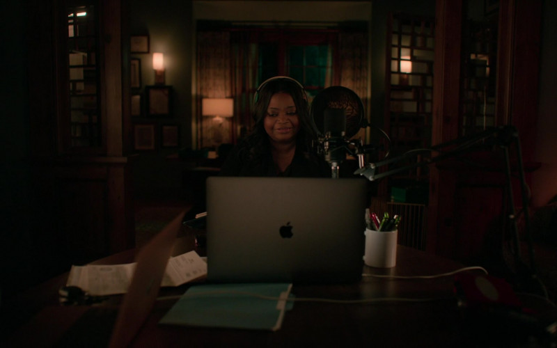 Apple MacBook Laptop of Octavia Spencer as Poppy Parnell in Truth Be Told S02E03 If Wishes Were Horses (2021)
