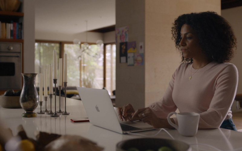 Apple MacBook Laptop of Sarah Jones in On the Verge S01E02 Viva Italia! (2021)