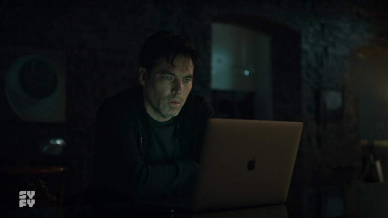 Apple MacBook Laptop of Tim Rozon as Luke Roman in SurrealEstate S01E10 The House Always Wins (2021)