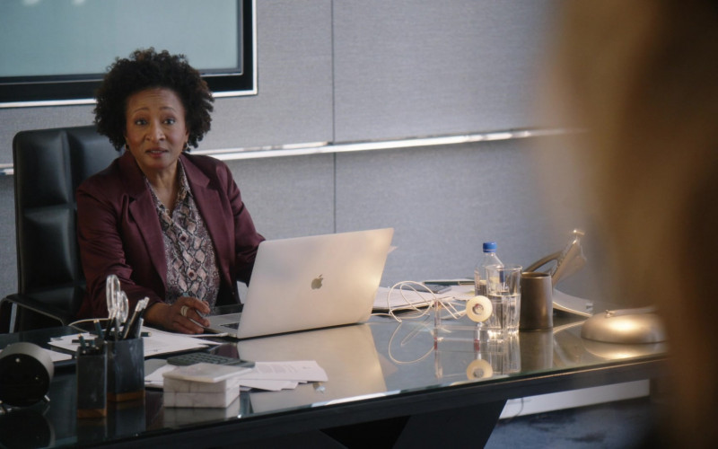 Apple MacBook Laptop of Wanda Sykes as Shuli Kucerac in The Other Two S02E06 Pat Becomes #1 in Daytime (2021)
