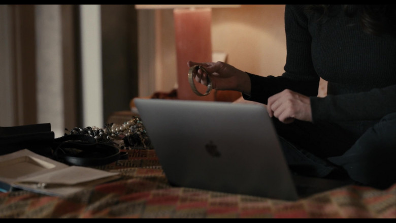 Apple MacBook Laptops in Only Murders in the Building S01E04 (2)