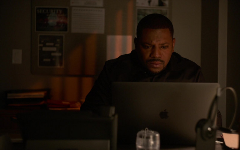 Apple MacBook Laptops in Truth Be Told S02E04 In Another Life (3)