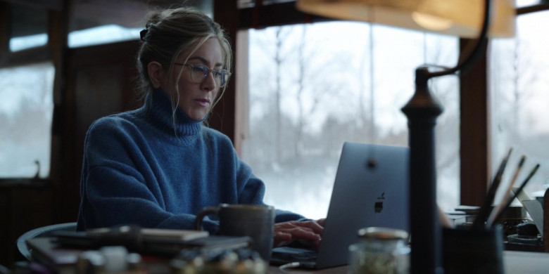 Apple MacBook Pro Laptop of Jennifer Aniston as Alex Levy in The Morning Show S02E01 My Least Favorite Year (2021)