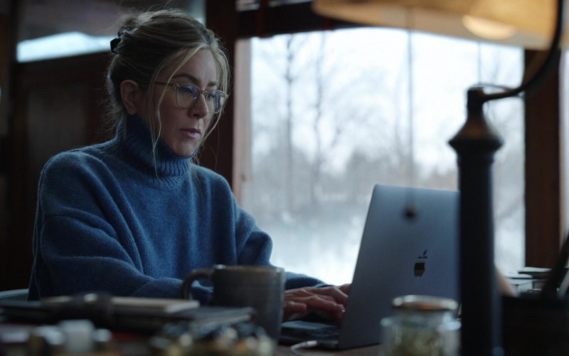 Apple MacBook Pro Laptop of Jennifer Aniston as Alex Levy in The Morning Show S02E01 My Least Favorite Year (2021)