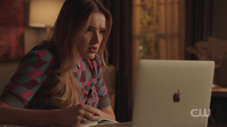 Apple MacBook Pro Laptop of Maddison Brown as Kirby Anders in Dynasty S04E18 A Good Marriage in Every Sense (1)