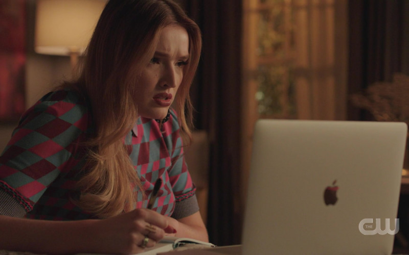 Apple MacBook Pro Laptop of Maddison Brown as Kirby Anders in Dynasty S04E18 A Good Marriage in Every Sense (1)