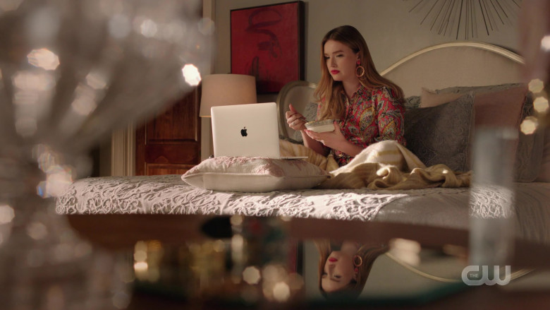 Apple MacBook Pro Laptop of Maddison Brown as Kirby Anders in Dynasty S04E18 A Good Marriage in Every Sense (2)