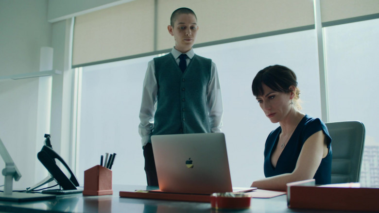 Apple MacBook Pro Laptop of Maggie Siff as Wendy Rhoades in Billions S05E09 Implosion (2021)