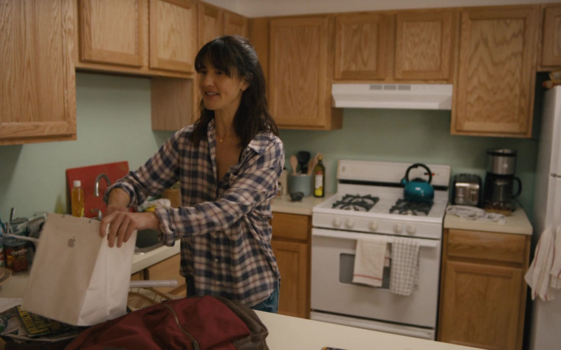 Apple Store Bag of Alexia Landeau as Ell in On the Verge S01E09 Fresh (2021)