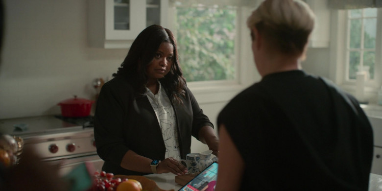 Apple Watch of Octavia Spencer as Poppy Scoville-Parnell in Truth Be Told S02E06 All These Women (2021)